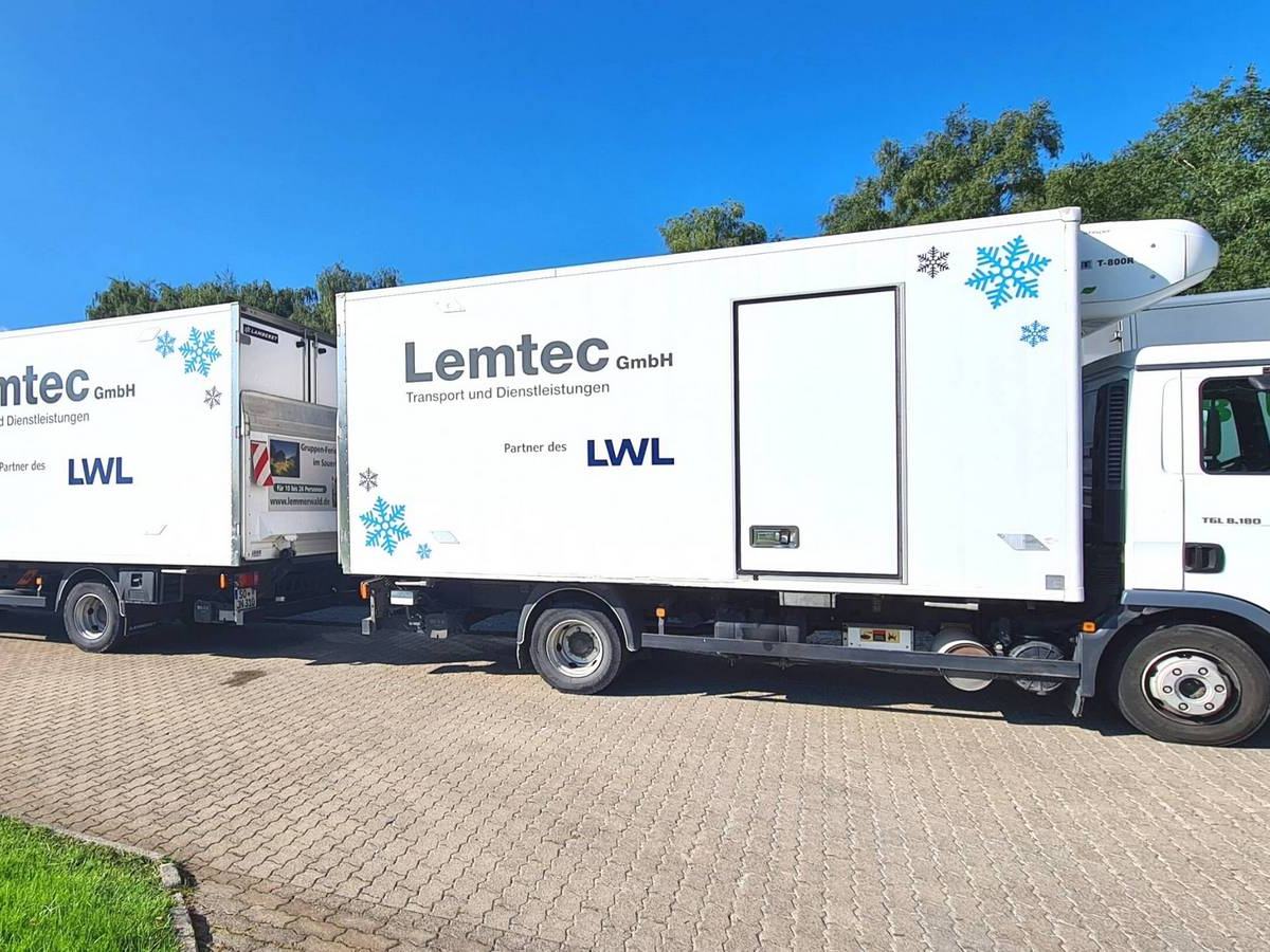 Zwei weiße Kühl-Lkw der Lemtec GmbH mit Lemtec-Beschriftung