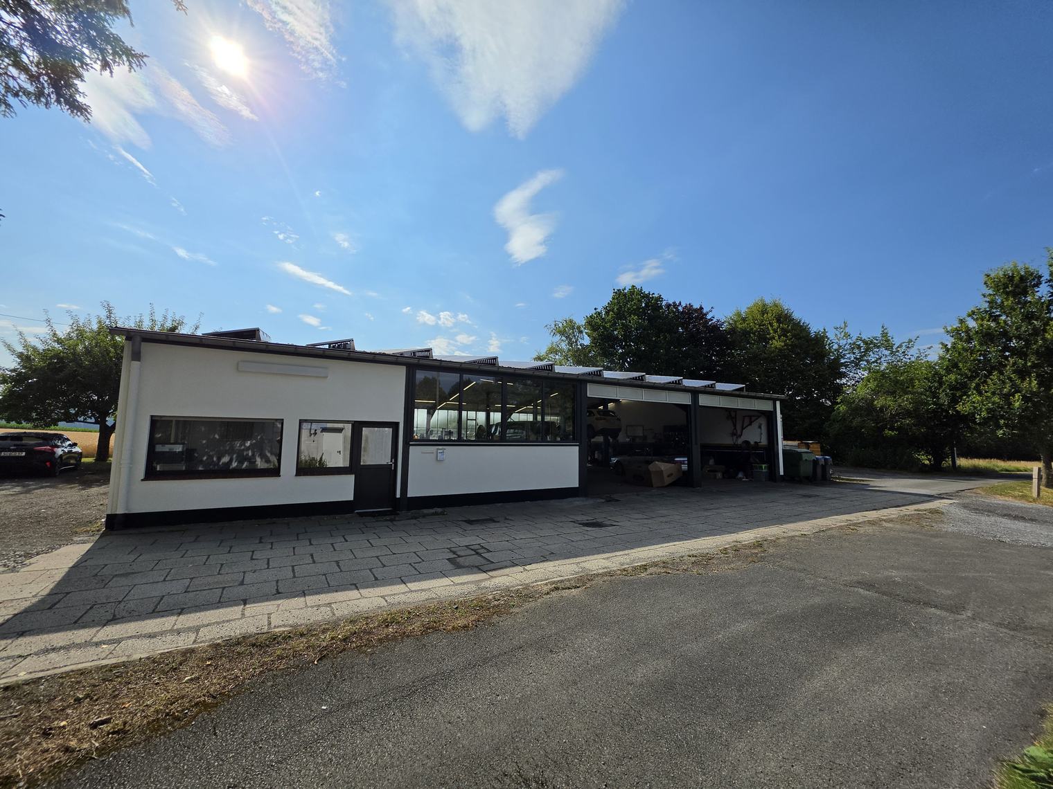 Hof und Kundenparkplatz der Kfz-Werkstatt Im Bodmen 7